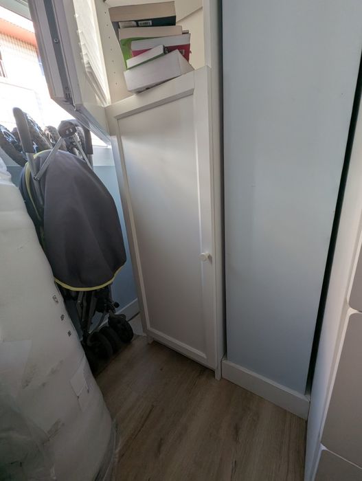 Estante branca IKEA da gama Billy com uma porta Oxberg