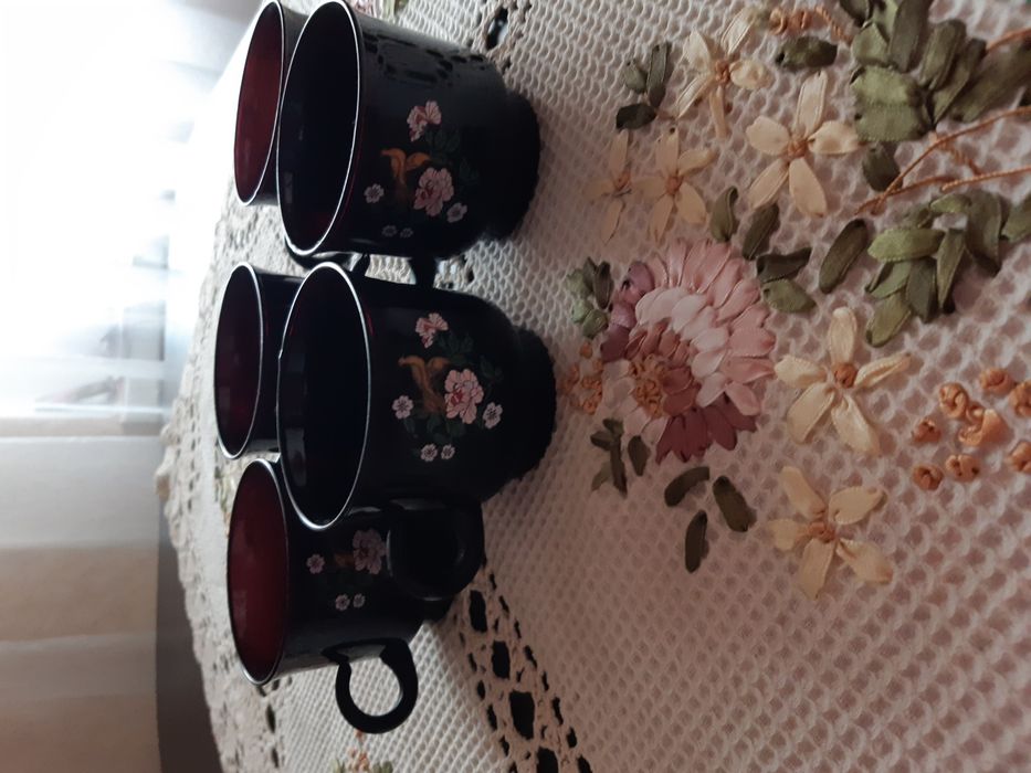 Чашки,черное стекло