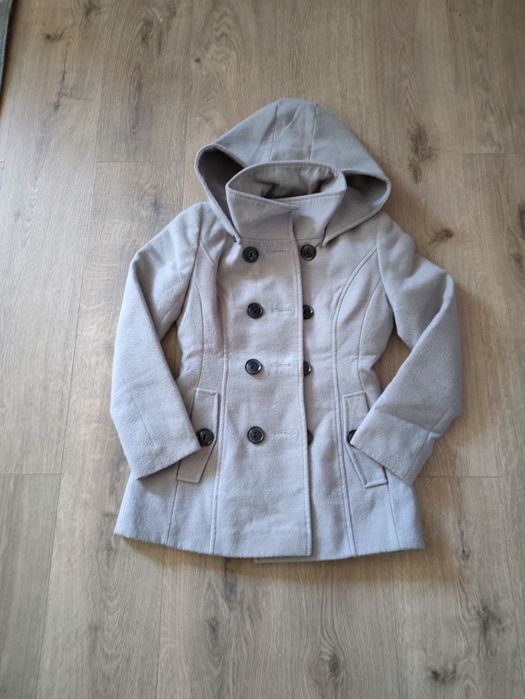 Zimowy taliowany plaszczyk