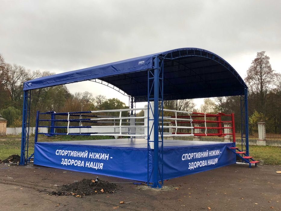 Боксерский ринг на помосте