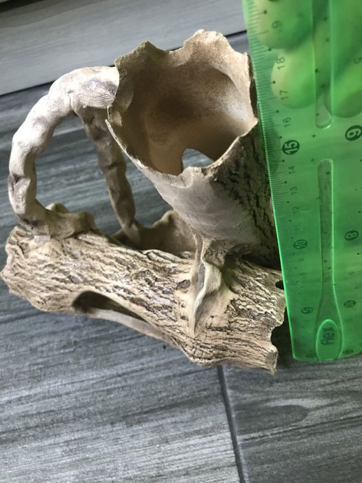 Декор в акваріум , коряга . Скала , грот .