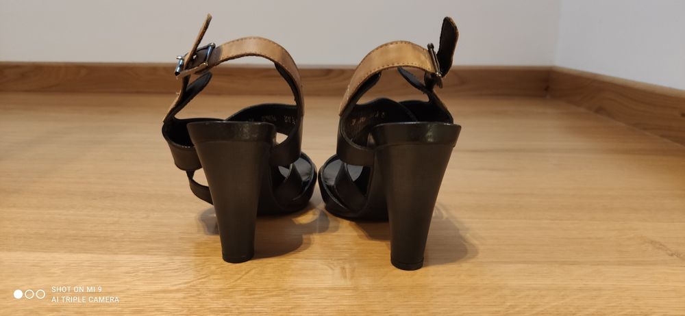 Sandałki marki carinii rozmiar 36