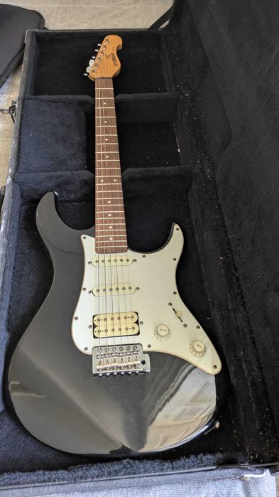 Guitarra elétrica YAMAHA EG112 c/ mala de transporte