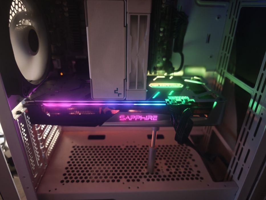 RX 5700 XT SAPPHIRE NITRO+ SE  полностью робочая и готовая к использованию