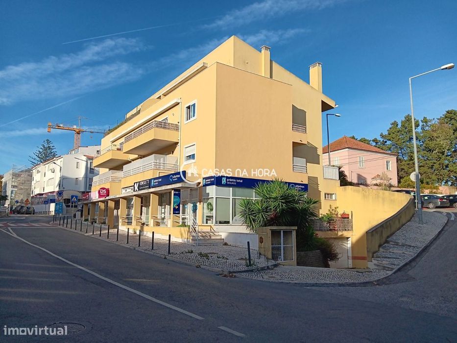 Garagem/armazém no centro de Carcavelos