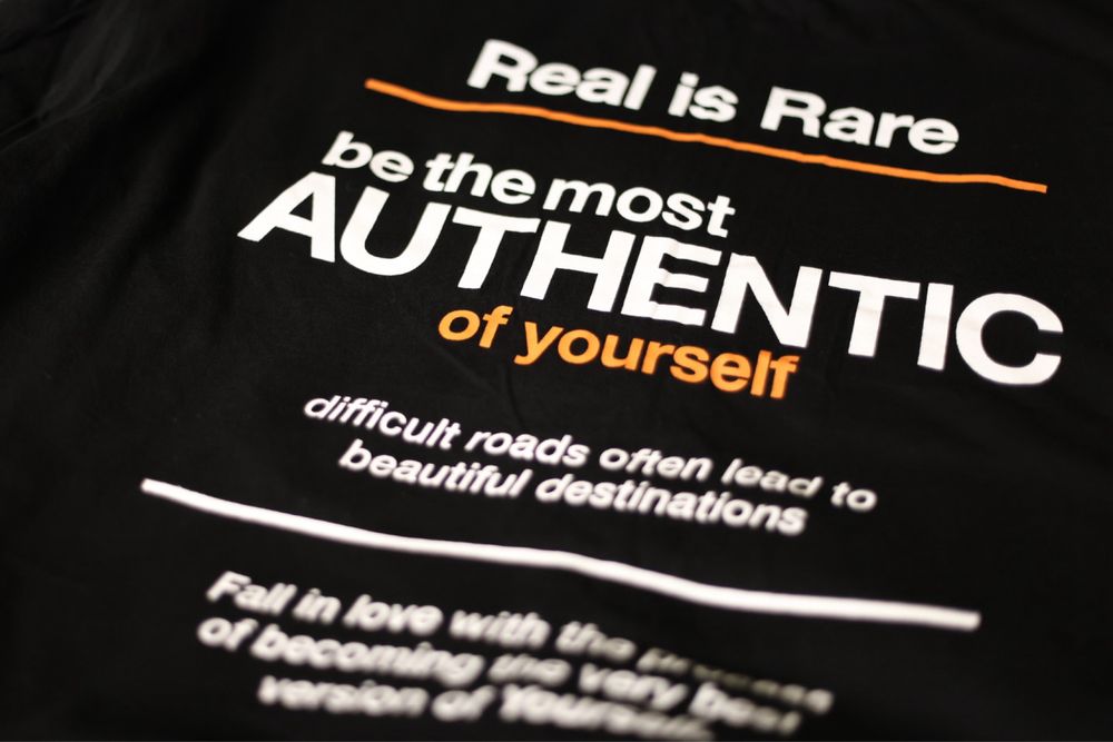 T-shirt oversized z napisami na plecach, Terranova