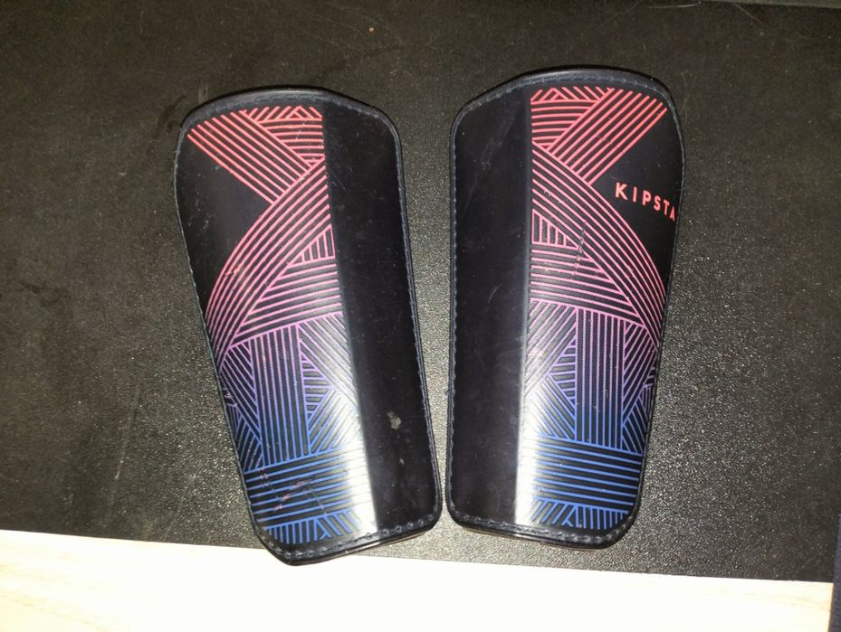 Ochraniacze kipsta piłkarskie z getrami do trzymania