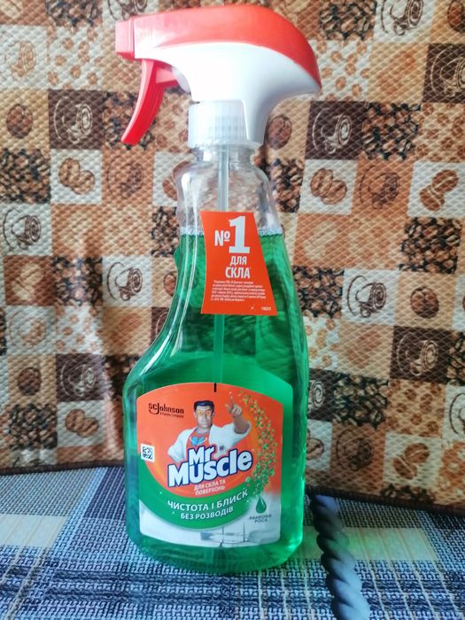 Засіб для миття скла Mr. Muscle.