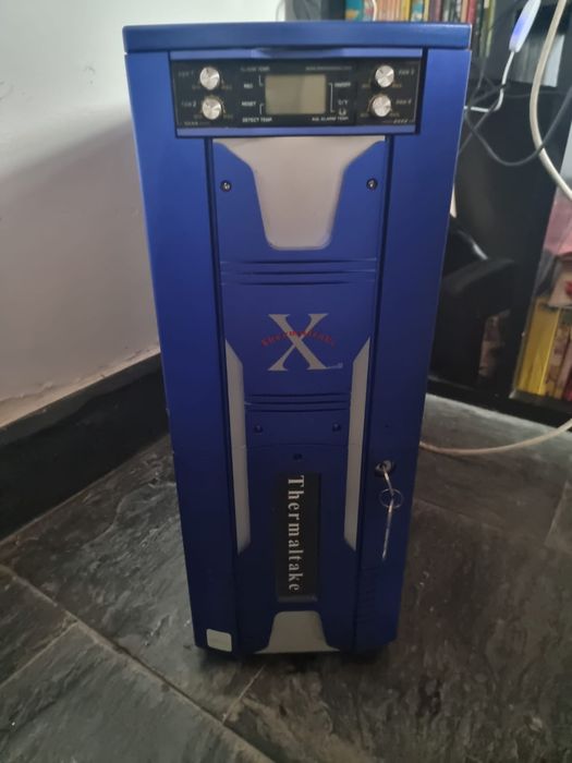 Caixa Thermaltake Xaser III com alguns componentes