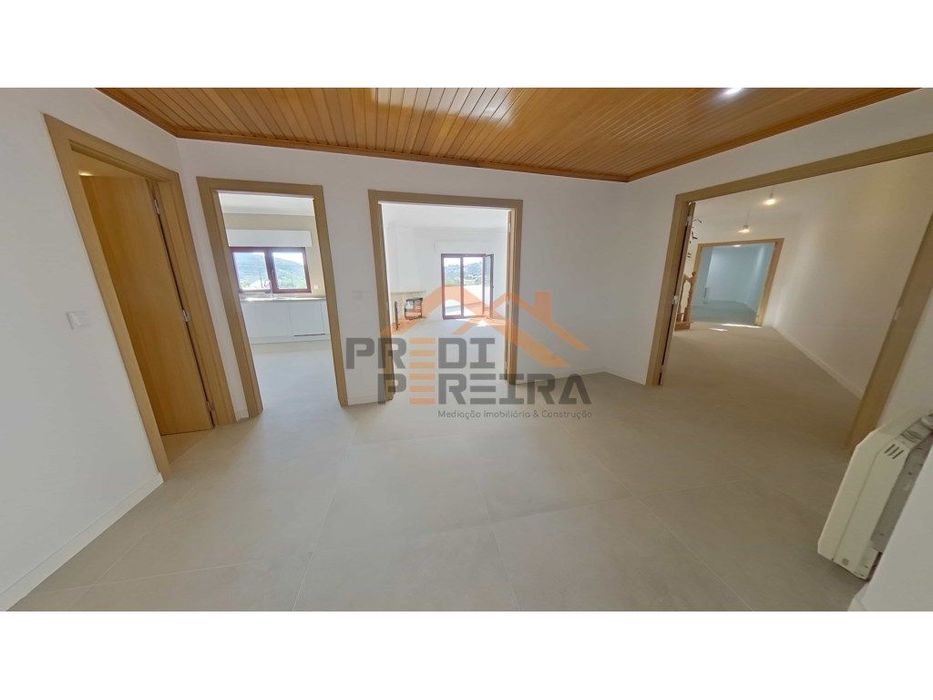 Apartamento T3 duplex remodelado, com box, situado em Casal de Cambra.