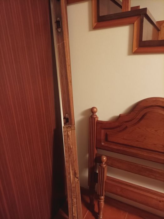 Cama dsolteiro restaurada em madeira   castanho com estrado e colchão