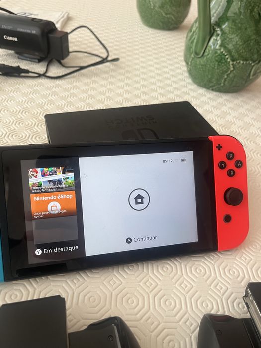 Nintendo Switch + Dock + Joy-Con