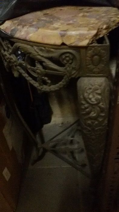 Antiguidades; Cabide com espelho; Prateleira; Mesa; Cesto de chapéus