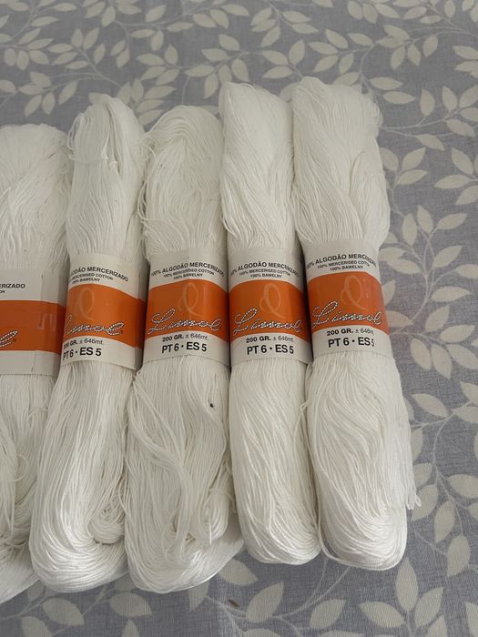 Linhas novelos cor branco