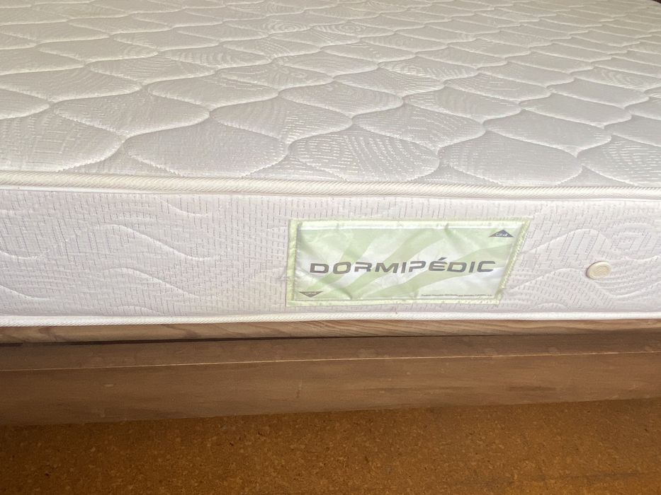 Cama de Casal Clássica em Madeira com Estrado e Colchão