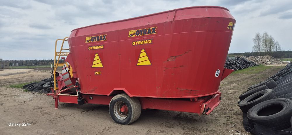 Wóz paszowy i ścielarka w jednym Gyramix 240