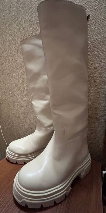 Высокие сапоги от фирмы H&M.