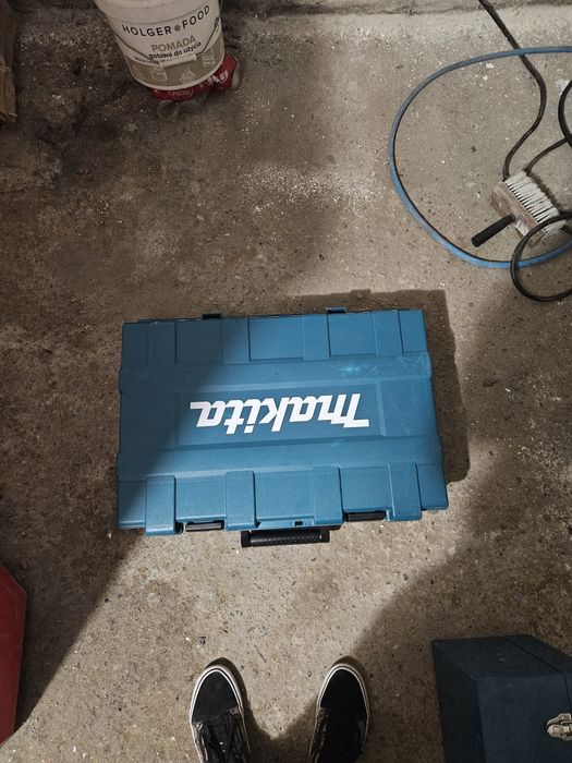 Młot wyburzeniowy Makita