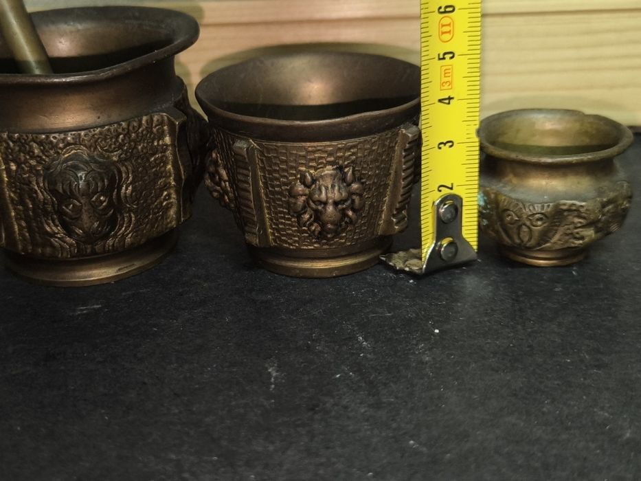 Almofariz e pilão em bronze com leões
Conjunto de almofariz e pilão em