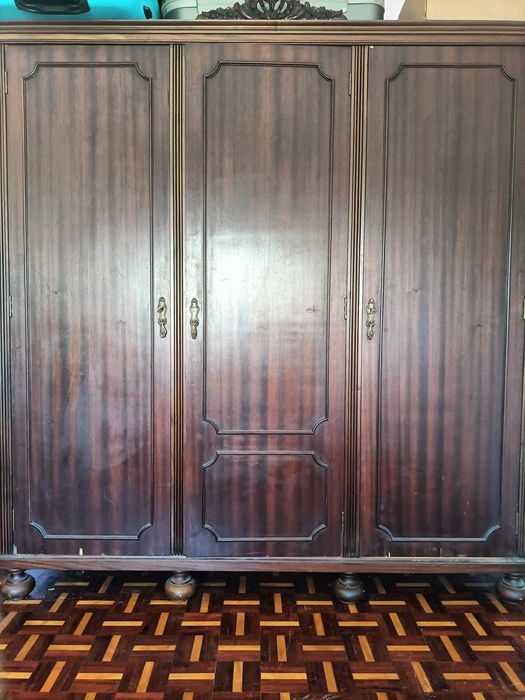 Guarda roupa com espelho