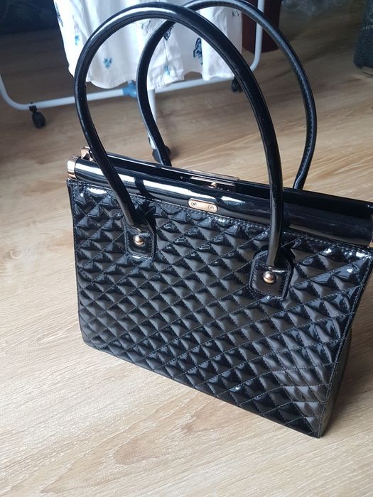 torebka kuferek lakierowana przesycia Mohito