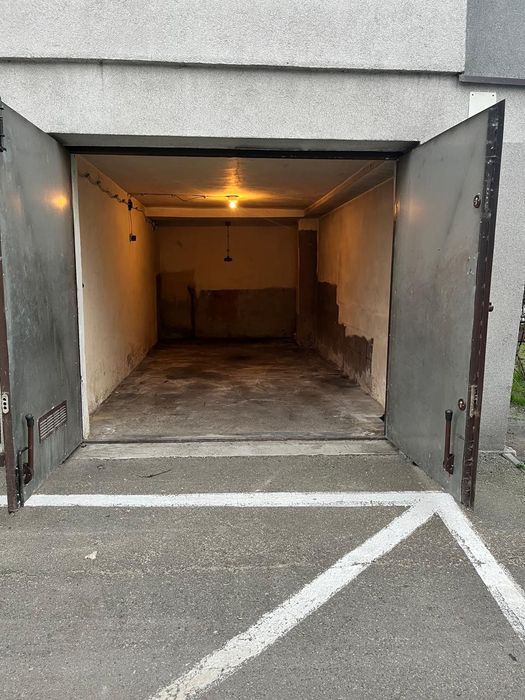 Wynajmę garaż z miejscem postojowym Centrum