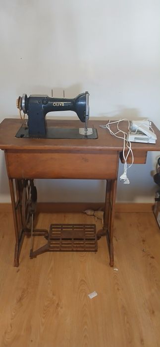 Máquina de Costura Antiga de Pedal de marca Oliva com Móvel