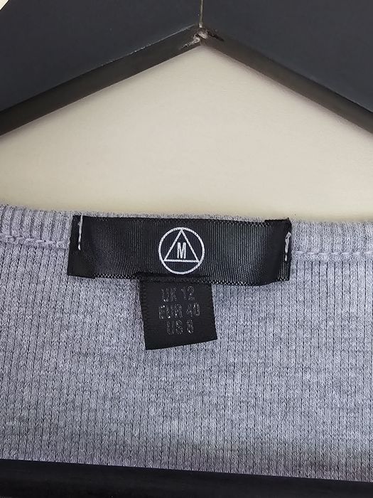 Sportowa taliowana sukienka Missguided