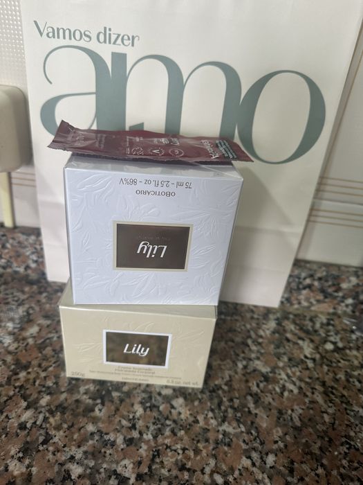 Creme e perfume da lyli e uma amostra da nativa span