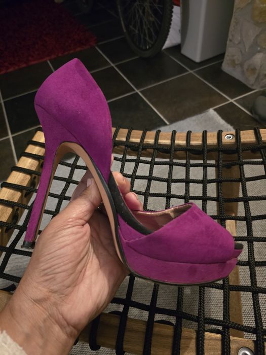 Sapatos senhora salto alto agulha em veludo