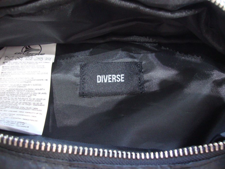 Nerka biodrówka DIVERSE COLLECTION czarna