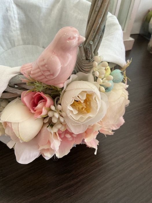 Святкові корзини задекоровані квітами