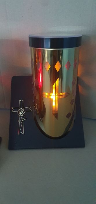 Лампадка на сонячній панелі батареї