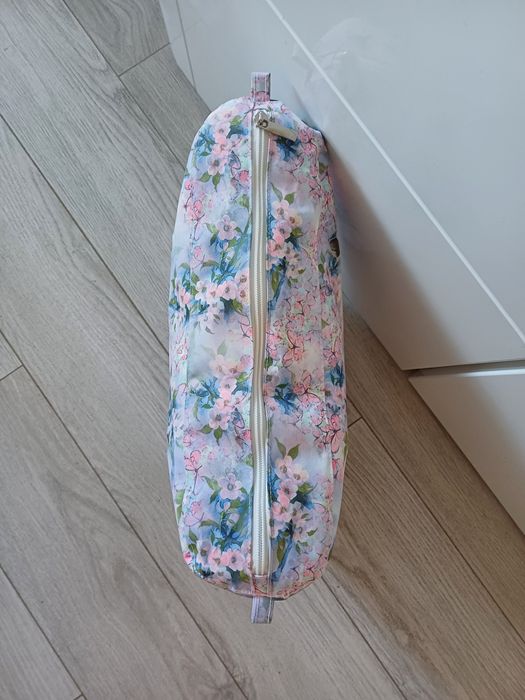 O Bag Standard, niebieski organizer w różowe kwiaty, motyle do torebki