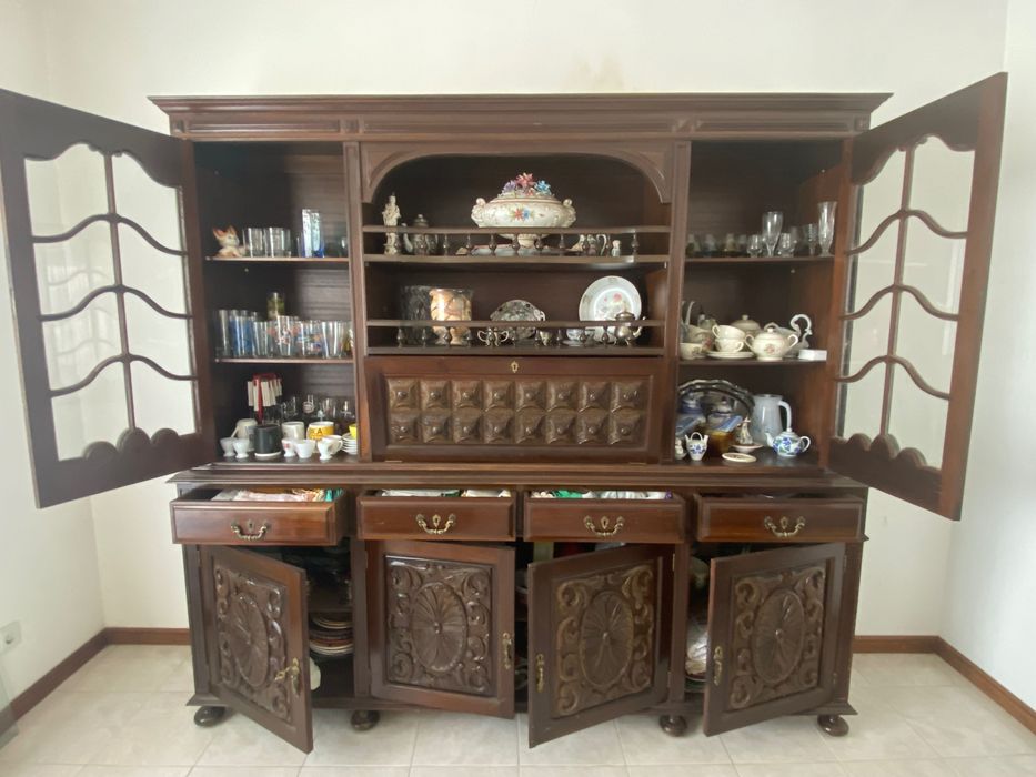 Armário de madeira mogno