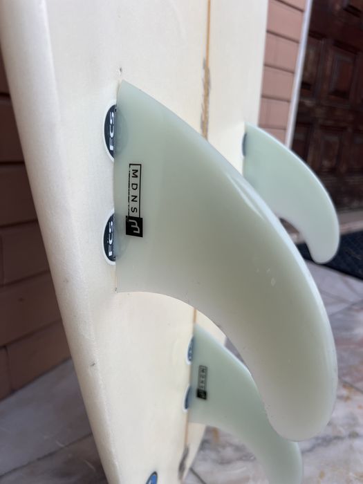 Prancha de Surf 5’11 c/quilhas, deck e leash