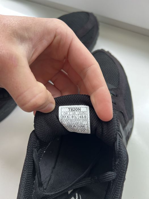 Кросівки asics.