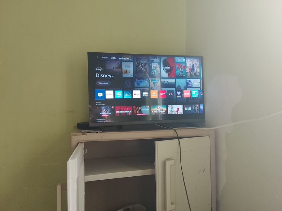 Estou a vender uma televisão Philips e comando sem tampa