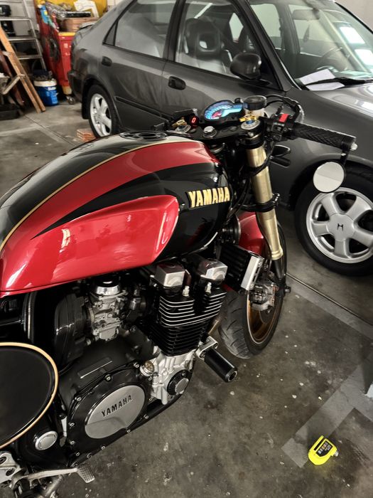 Yamaha XJR 1300 café racer