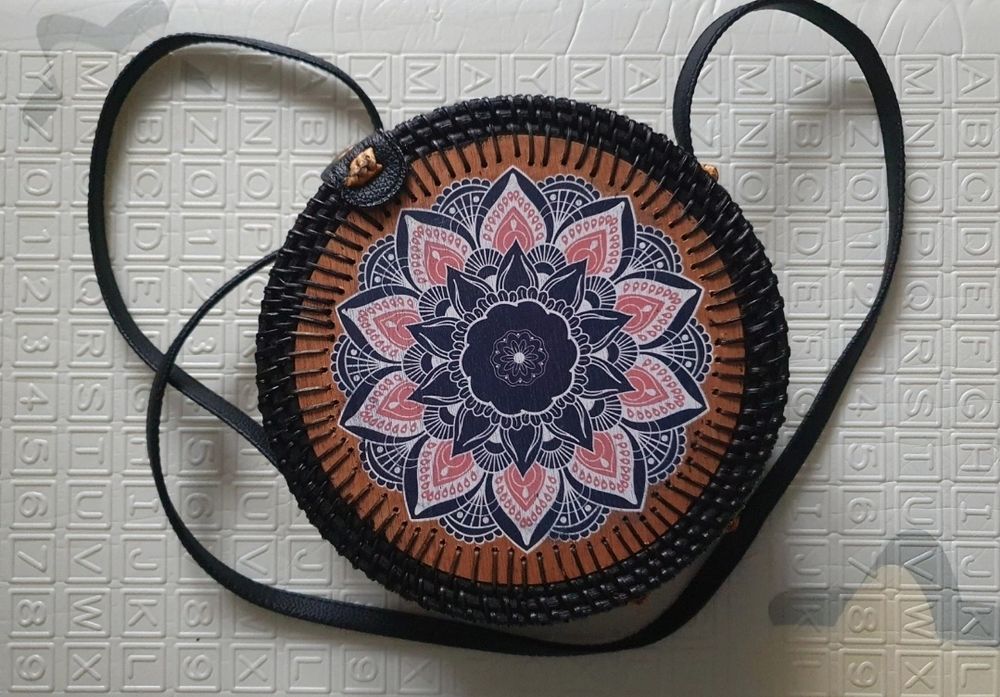 Sztywna torebka wiklinowa w stylu boho