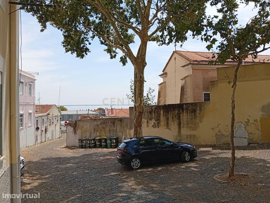 Apartamento para remodelação total situado na zona oriental (a 10m a p