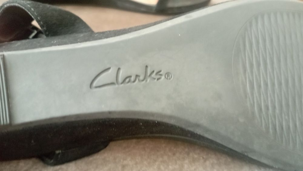 Босоніжки Clarks із натуральної замші