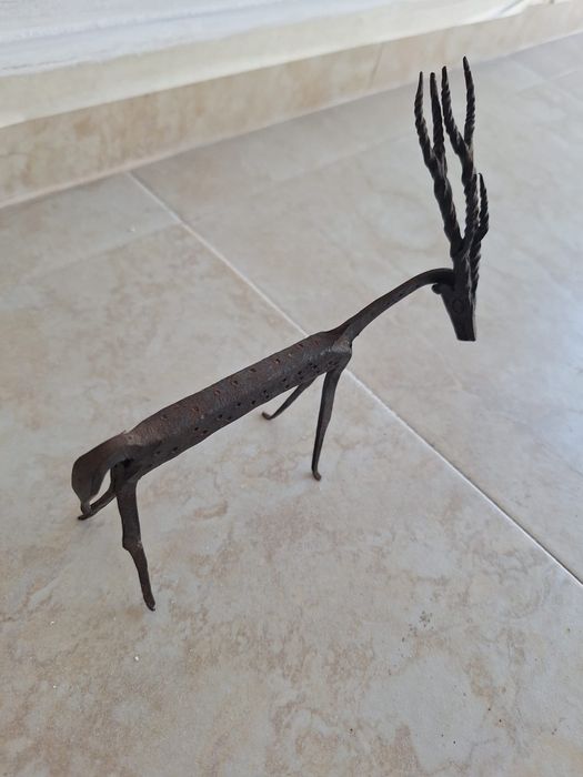 Escultura metal em forma de veado