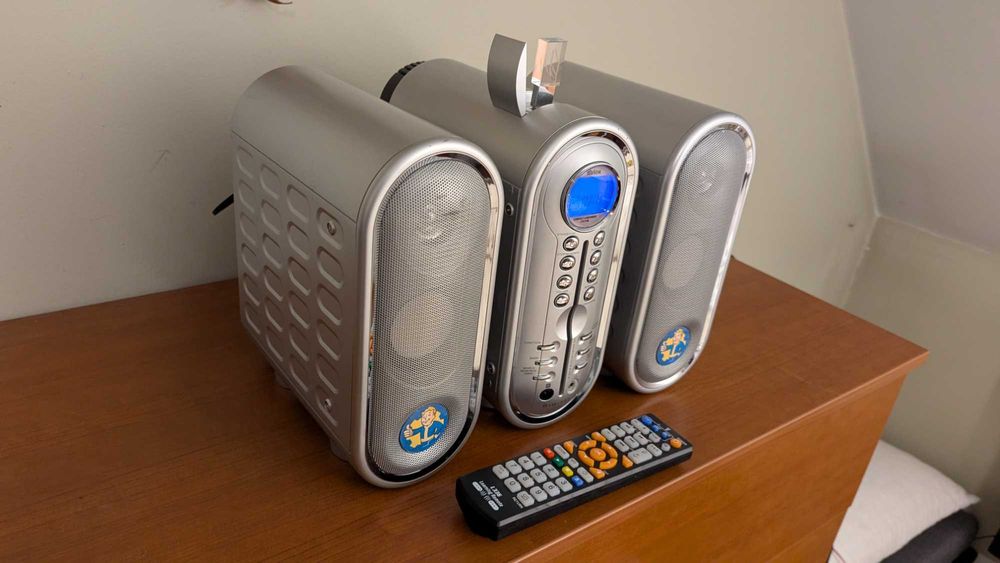 Futurystyczny zestaw audio z pilotem, jak z serialu „Fallout”