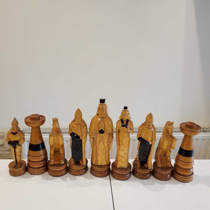 Szachy drewniane ręcznie robione bez szachownicy.