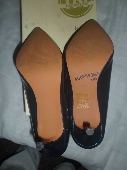 sapatos com tacão fino cor azul  marinho para senhora