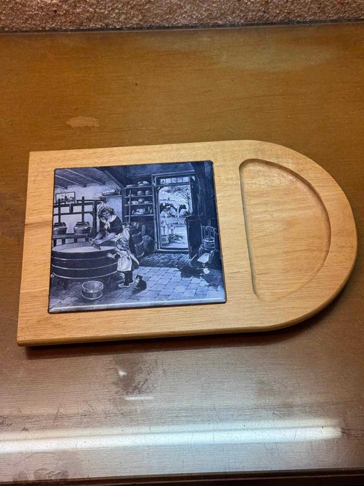 Tábua de Madeira com Azulejo Decorativo