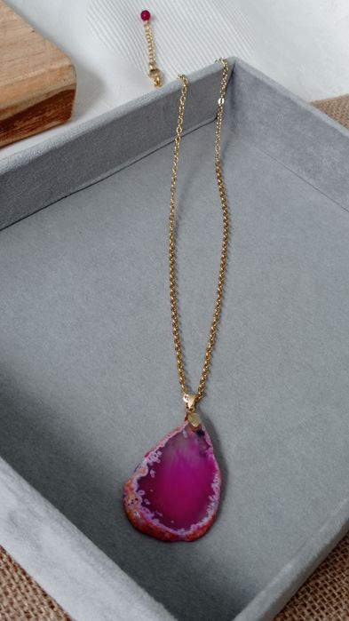 Wisiorek z naturalnym agatem w ciekawym kolorze