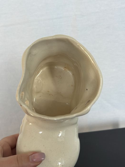 Ceramiczny bialy but z PRL