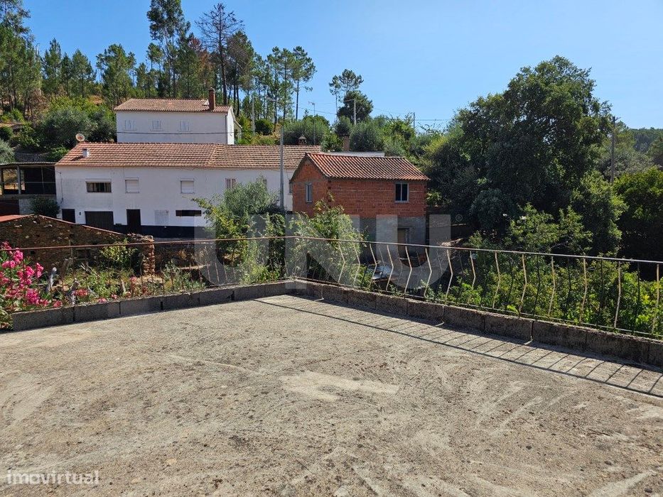 Moradia T3 Térrea com Garagem, Terraço e Logradouro